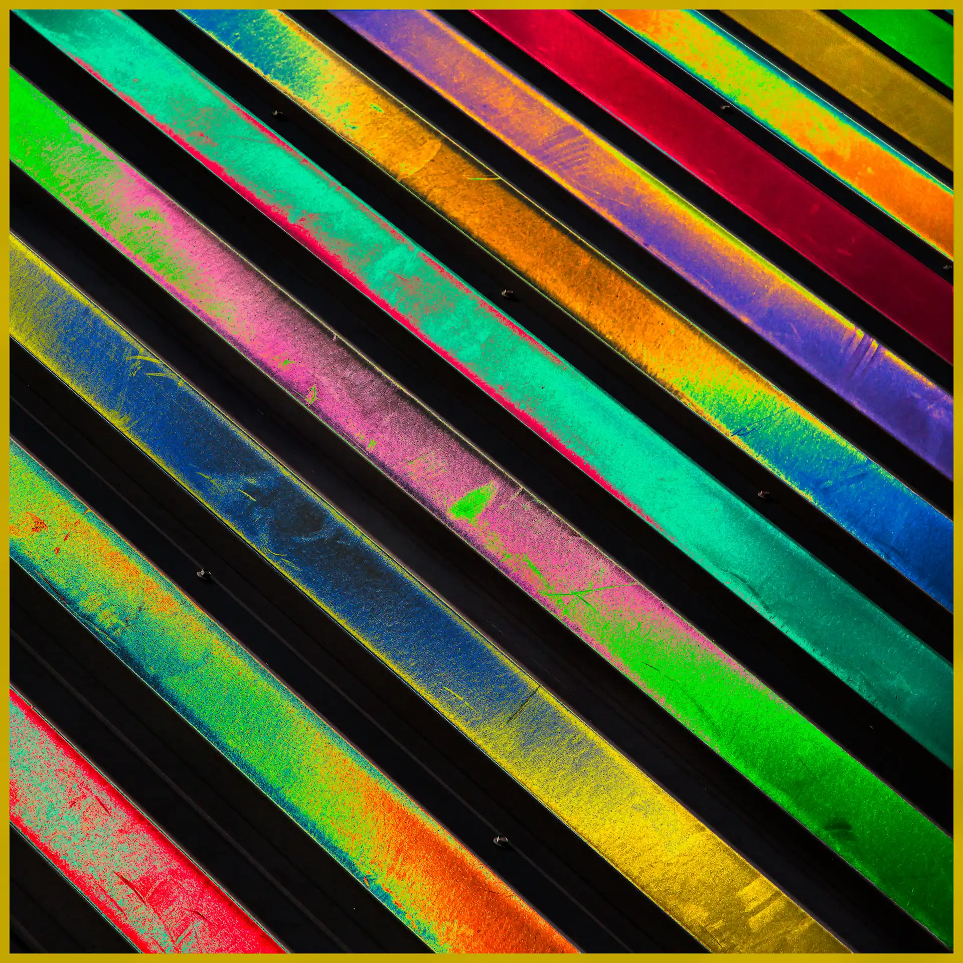 Abstracte neonstroken in diagonale banen; energiek, modern.